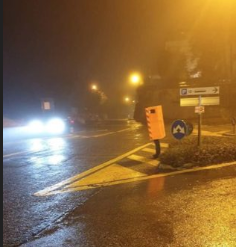 Si maschera da autovelox ad Halloween e si mette a bordo strada. Per il web è un genio