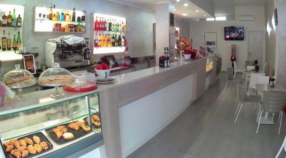 La Spezia, ordina un caffè e poi mostra i genitali alla barista