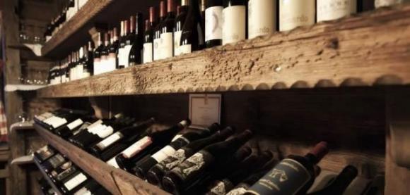 Svizzera: ladro entra per rubare ma beve 31 bottiglie di vino nella cantina. Arrestato