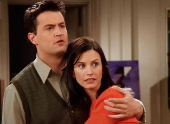 Friends, il selfie di Chandler e Monica infiamma i fan: “Potrei essere più felice di così?”