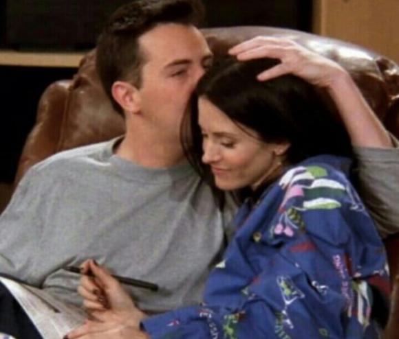 Friends, il selfie di Chandler e Monica infiamma i fan: “Potrei essere più felice di così?”