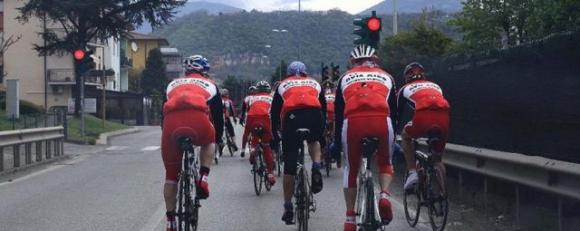 Brescia: auto in corsa lancia puntine da disegno contro gruppo di ciclisti