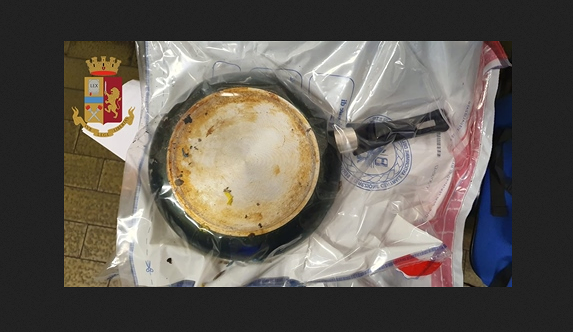 Per sfuggire alla perquisizione fa una frittata di cocaina in padella. Arrestato dalla polizia