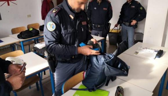Anzio: alunni escono per l’esercitazione antincendio, la polizia entra e trova la droga