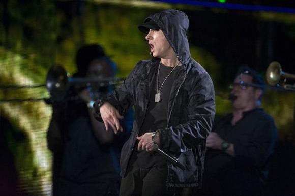 Eminem nella bufera, in un audio dà ragione a Chris Brown per aver picchiato Rihanna