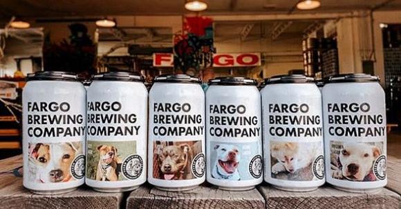 Foto di cani abbandonati sulle lattine di birra: la bella iniziativa per farli adottare
