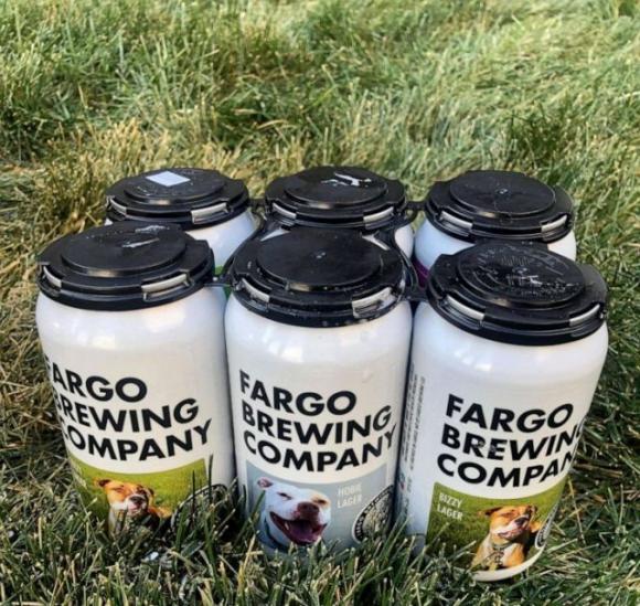Foto di cani abbandonati sulle lattine di birra: la bella iniziativa per farli adottare
