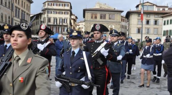 Va allo stand della Guardia di Finanza con la droga in tasca e viene fiutato dal cane Ebryl