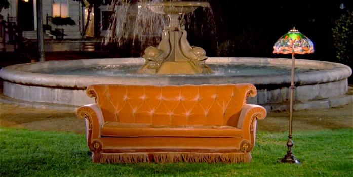Friends, all’asta di beneficenza gli oggetti iconici: c’è anche il divano arancione