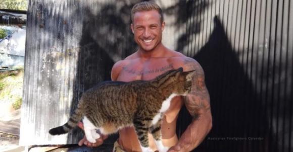 Quest’anno nel calendario dei pompieri australiani ci sono anche i gattini