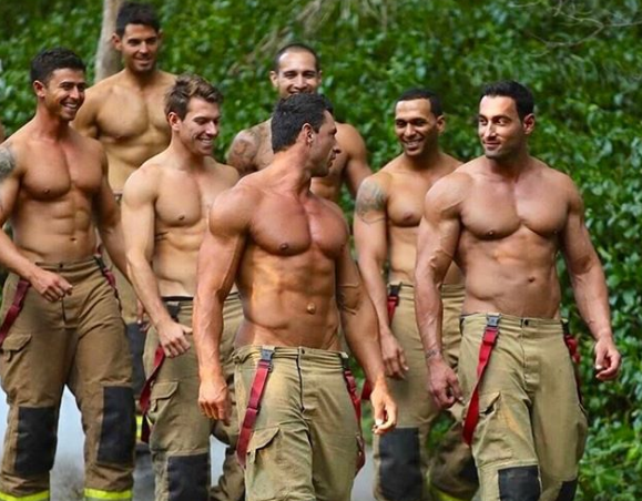 Quest’anno nel calendario dei pompieri australiani ci sono anche i gattini