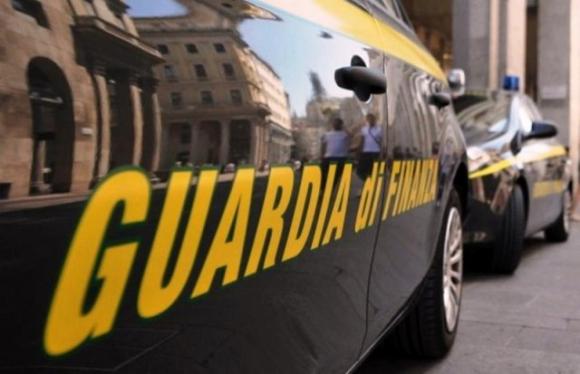 Va allo stand della Guardia di Finanza con la droga in tasca e viene fiutato dal cane Ebryl