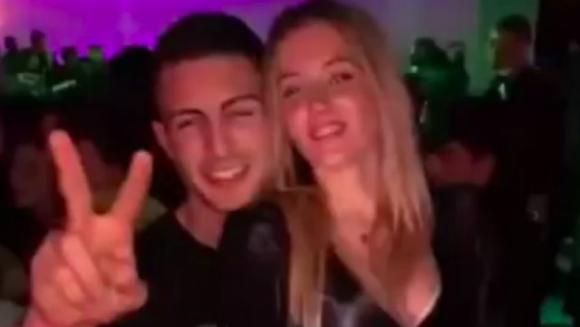 Si apparta nei bagni della discoteca con la fidanzata e viene ripreso: calciatore nei guai