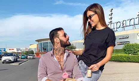 Temptation Island, fidanzato accusa un famoso cantante di averci provato con la sua ragazza: “che squallore”