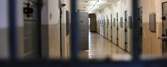 Carcerato dichiarato morto per breve tempo torna in vita e pretende di aver scontato l’ergastolo