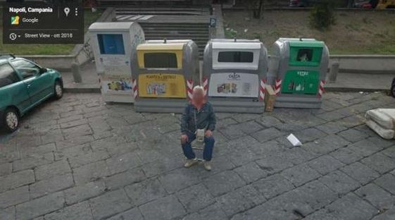 Napoli: su Street View compare un parcheggiatore abusivo