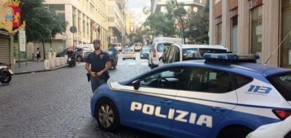 Napoli, insegue rapinatore e affida zainetto a un passante che lo ruba e fugge