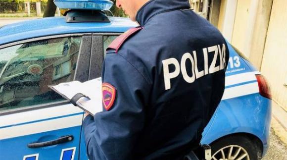 Napoli, insegue rapinatore e affida zainetto a un passante che lo ruba e fugge