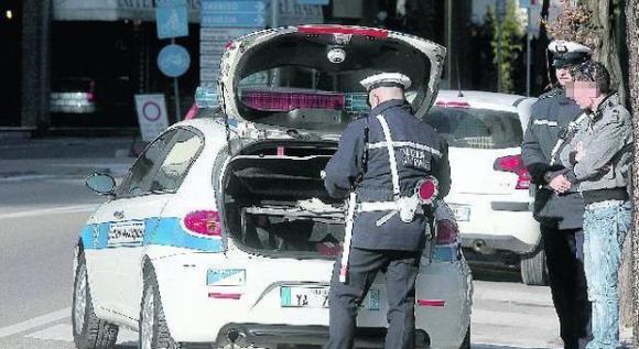 77enne fermata per un controllo: guidava da 50 anni senza aver mai preso la patente