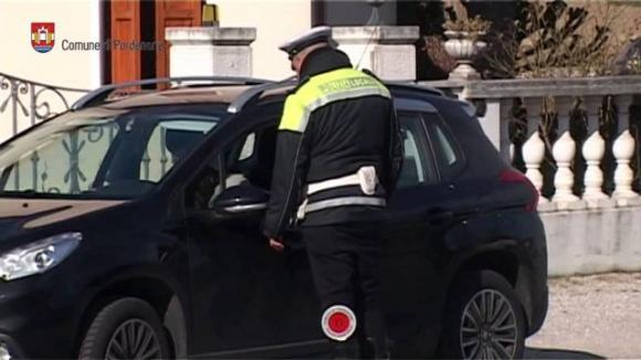 77enne fermata per un controllo: guidava da 50 anni senza aver mai preso la patente