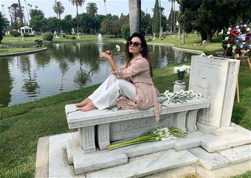 Romina Carrisi travolta dalle critiche per la foto sulla tomba del nonno