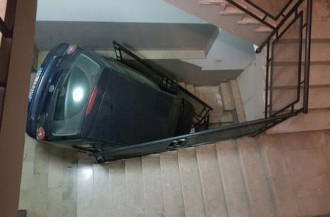 Sicilia, ubriaco sfonda il portone del condominio e finisce nelle scale con la macchina