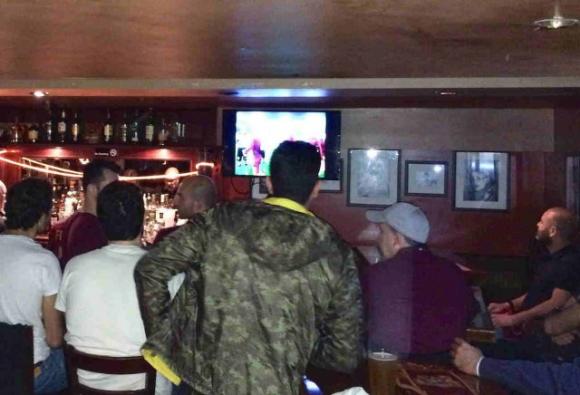 Urla «Gobbi di m….» al pub durante la partita della Juve: spalla rotta e 30 giorni di prognosi