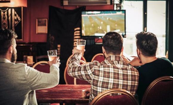 Urla «Gobbi di m….» al pub durante la partita della Juve: spalla rotta e 30 giorni di prognosi