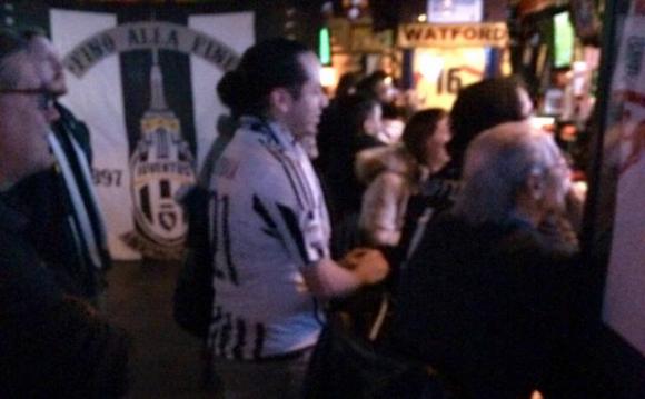 Urla «Gobbi di m….» al pub durante la partita della Juve: spalla rotta e 30 giorni di prognosi