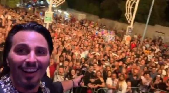 Il neomelodico Tony Colombo ancora nei guai: i vigili urbani interrompono il suo concerto