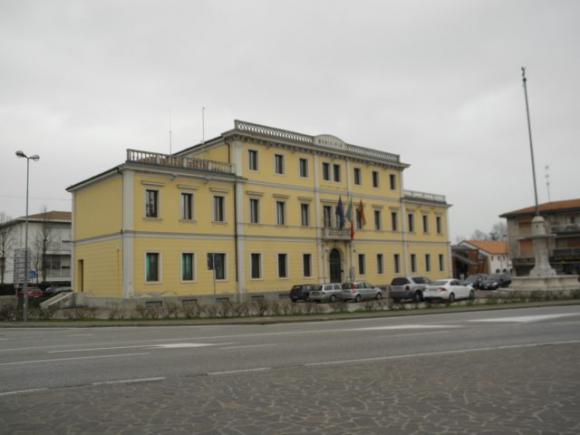 Chiama i carabinieri per denunciare un furto ma si dimentica di nascondere la droga che ha in casa