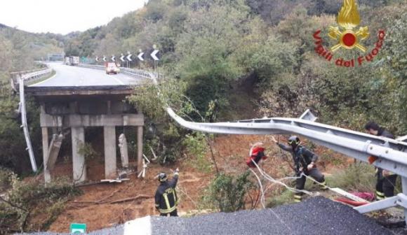 Paura sulla Torino-Savona: il viadotto cede, l’intervento dei Vigili del Fuoco