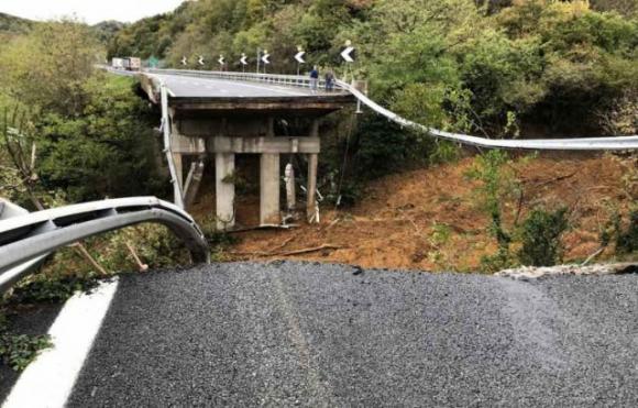 Paura sulla Torino-Savona: il viadotto cede, l’intervento dei Vigili del Fuoco