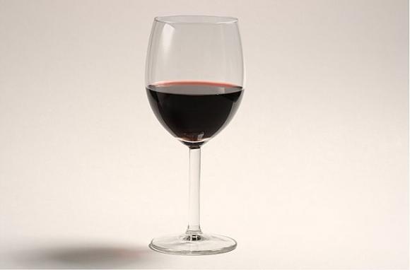 Svizzera: ladro entra per rubare ma beve 31 bottiglie di vino nella cantina. Arrestato