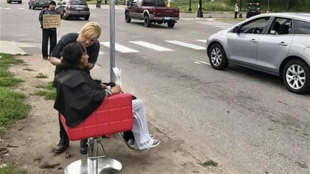 USA: Katie la parrucchiera che taglia i capelli ai senzatetto, gratis e in strada