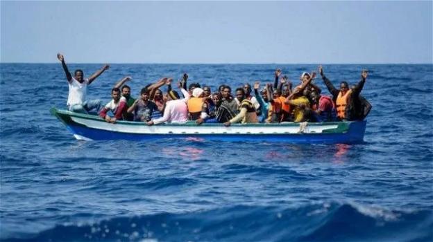 Lecce: salvati 56 migranti, tra cui cinque bambini e una donna