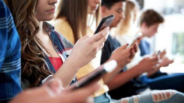 La dipendenza da smartphone colpisce più di 10.000 ragazzi