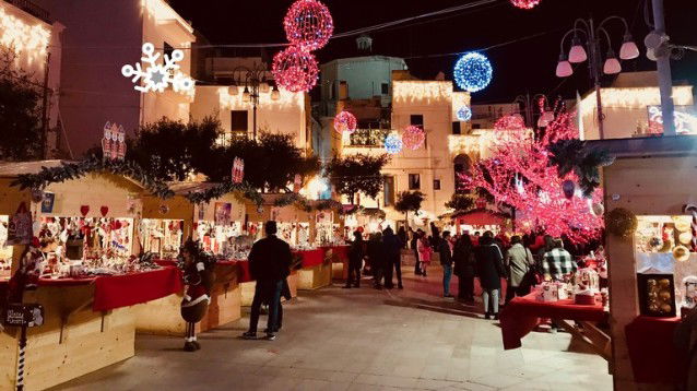 Immagini Natalizie Gratuite.Polignano Bari Luminarie Gratuite In Onore Di Modugno E Pascali