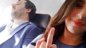 Ragazza mostra il dito medio a Matteo Salvini mentre dorme. La risposta del leader leghista