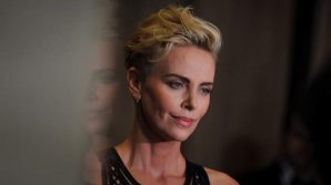 Charlize Theron parla della notte in cui sua madre uccise il padre