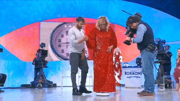 "U&D" over: Tina ingrassata rifiuta di pesarsi, poi ci ripensa e dichiara: "E’ colpa del vestito"