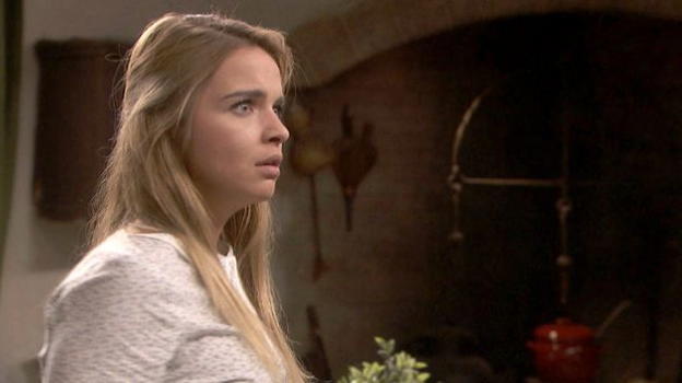 Il Segreto, anticipazioni puntata 24 dicembre: Antolina grida in faccia il suo disprezzo ad Isaac, prima di sparargli