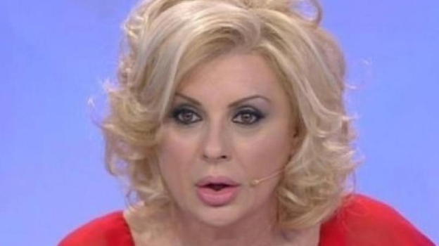 "Striscia la notizia", Tina Cipollari nel mirino a causa del suo look