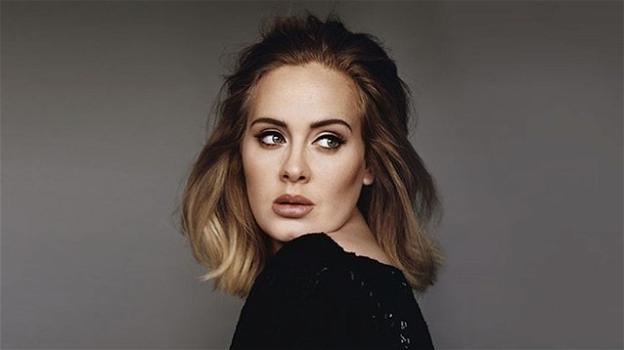 Adele irriconoscibile al party natalizio, l’ultima foto allarma i fan