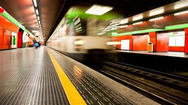Milano: ragazzo si getta sui binari della metro incitato dagli amici che girano un video