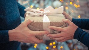 Più di un terzo degli italiani ricicla i regali di Natale, risparmiando 3,3 miliardi di euro