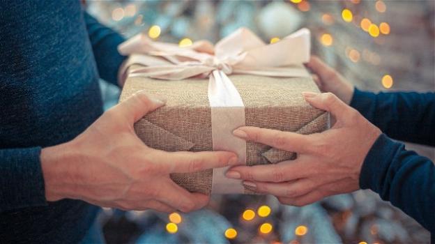 Più di un terzo degli italiani ricicla i regali di Natale, risparmiando 3,3 miliardi di euro