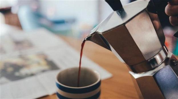 Bere caffè la mattina a digiuno può aumentare il rischio di rigidità arteriosa e di infarto