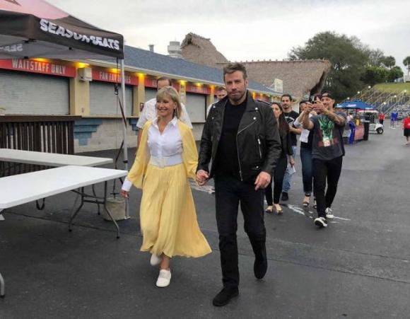 Grease, John Travolta e Olivia Newton-John mano nella mano 41 anni dopo: ecco come sono cambiati