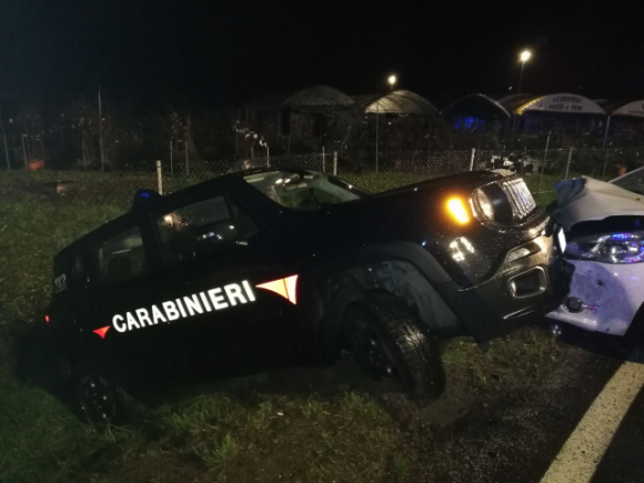 Trentino: minorenne senza patente e ubriaco sperona i carabinieri spingendoli nella scarpata